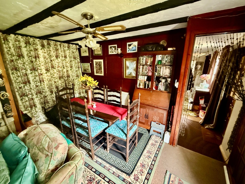 Lot: 84 - BUNGALOW ON LARGE PLOT WITH STABLE AND PADDOCK OFFERING POTENTIAL - Dining area